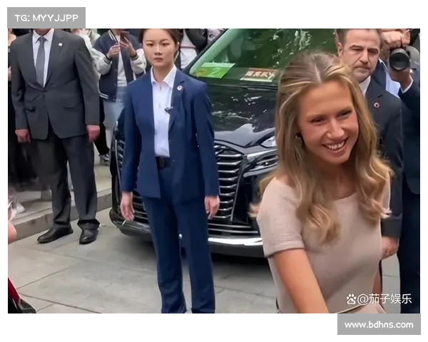 波兰夫人亮相北京红毯:粉裙造型惊艳全场,身旁女保镖气质独特 波兰夫人亮相北京红毯:粉裙造型惊艳全场,身旁女保镖气质独特